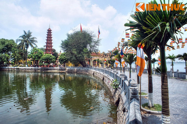 1. Nằm bên hồ Tây, cách phố Trúc Bạch khoảng 200 mét, chùa Trấn Quốc có lịch sử 1500 năm, được coi là ngôi chùa lâu đời nhất của Thủ đô. Theo sử sách, chùa được xây dựng từ thời Lý Nam Đế (541 – 547). Vào các thời Lý và thời Trần, chùa là trung tâm Phật giáo của kinh thành Thăng Long.