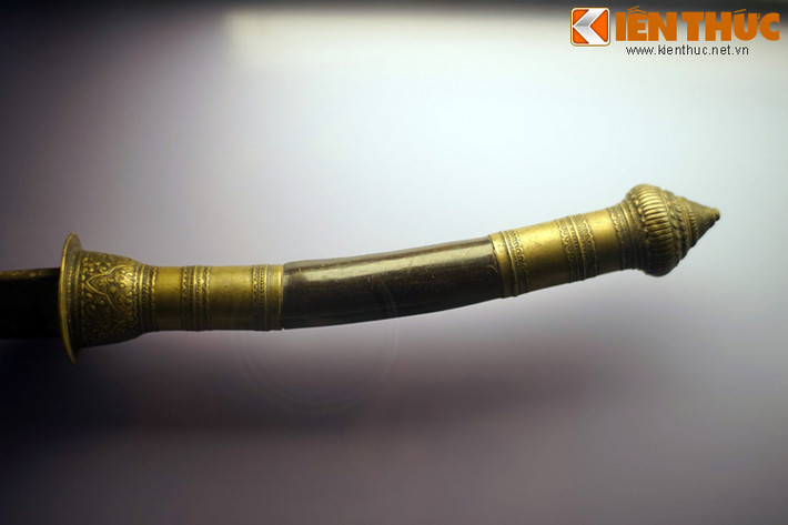 Phần chuôi được chế tác tinh xảo của một thanh kiếm Xiêm. Trận Rạch Gầm - Xoài Mút xảy ra trong bối cảnh Xiêm La lúc bấy giờ đang nuôi tham vọng mở rộng bờ cõi. Nhân cớ nhận được sự cầu viện của Nguyễn Phúc Ánh - lúc đó đang thất thế trước nghĩa quân Tây Sơn, vua Xiêm liền đồng ý.