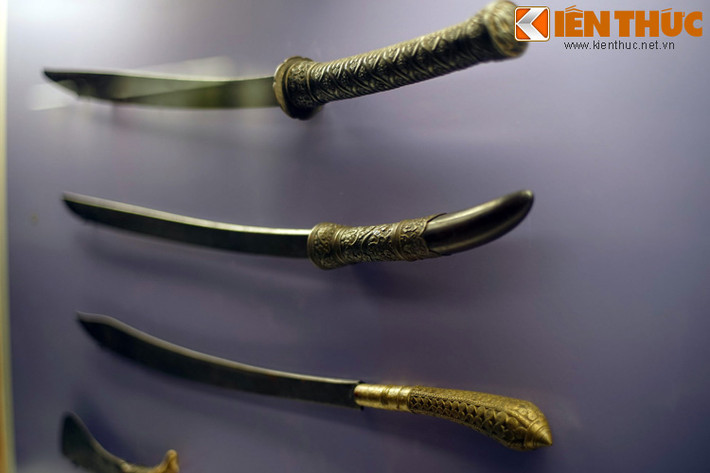 Những thanh gươm quân Xiêm bỏ lại ở nước ta cuối thế kỷ 18, hiện vật của Bảo tàng Lịch sử TP HCM. Trong thời phong kiến, vương quốc Xiêm La đã có một số lần đem quân xâm chiếm đất Việt. Nổi tiếng nhất trong số đó là trận Rạch Gầm - Xoài Mút năm 1785.