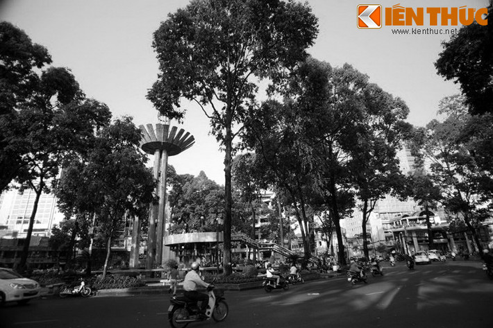 Ngược dòng thời gian, Hồ Con Rùa trước năm 1790 là vị trí cổng thành Khảm Khuyết của thành Bát Quái. Sau cuộc binh biến của Lê Văn Khôi, vua Minh Mạng cho phá huỷ thành này. Vào năm 1878, một tháp nước được xây tại vị trí cổng thành cũ để cấp nước uống cho cư dân trong vùng.