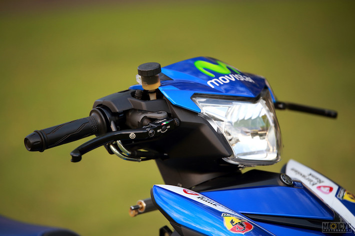 Ở phía trên, phần đầu nguyên bản của Exciter 150 được giữ nguyên gần như hoàn toàn. Tuy nhiên chủ xe đã độ lại cùm côn và phanh bằng cùm Brembo "hàng hiệu".