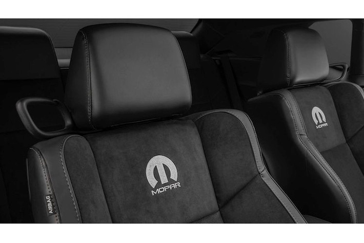Ở bên trong nội thất, mỗi chiếc Mopar Challenger đều có những chiếc ghế ngồi thể thao được bọc kết hợp giữa da và alcantara, cùng với những logo Mopar thêu trên lưng ghế. Ngoài ra, trên bậc cửa của xe còn có một tấm thẻ nhỏ bằng kim loại có đánh số thứ tự sản xuất của mỗi chiếc xe.