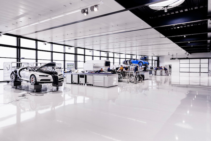 Trước khi một chiếc Chiron được sản xuất, khách hàng sẽ phải đặt hàng nó. Bugatti đưa ra tới 23 màu sơn, 8 màu carbon ở ngoại thất cùng 31 màu da bọc nội thất, 30 màu chỉ, 18 màu thảm và 11 màu dây an toàn cho Chiron. Đương nhiên nếu có nhu cầu, các "đại gia" có thể đặt hàng bất kỳ màu nào mà họ thích, cũng như "đòi" Bugatti làm từng chi tiết nhỏ trên chiếc xe theo đúng ý mình.