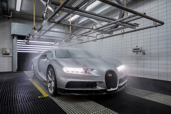 Chiếc Chiron gần hoàn thiện sau đó sẽ được kiểm tra kỹ càng tới từng khe hở trên thân, rồi được đẩy vào buồng thử nghiệm độ kín. Các vòi phun sẽ liên tục phun nước với cường độ khác nhau trong liên tục 30 phút, mô phỏng mọi điều kiện mưa trong thực tế để đảm bảo rằng thân xe hoàn toàn chống nước. Sau đó, nội thất của xe sẽ được lắp ráp trong 3 ngày.