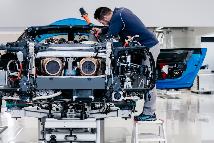 Sau khi chuẩn bị xong động cơ, 3 công nhân sẽ mất 1 tuần để có thể lắp ráp chassis của xe. Nhà máy Atelier có thể lắp được cùng lúc 2 chassis Chiron, và mỗi công nhân sẽ phải đảm nhận tất cả các công đoạn chế tạo toàn bộ chassis nguyên khối của chiếc xe.