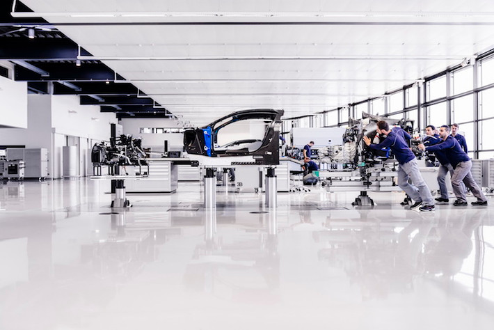 Sau khi thử nghiệm xong trên dyno, các chi tiết còn lại của Chiron sẽ được lắp ráp vào chassis của xe. Trong đó, chỉ tính riêng thời gian ráp thân xe đã mất tới 4 ngày dù từ trước khi ráp động cơ vào khung, Bugatti đã phải chuẩn bị trước thân xe ngay từ khâu đầu tiên do một số chi tiết có trọng lượng siêu nhẹ và rất dễ hư hại.