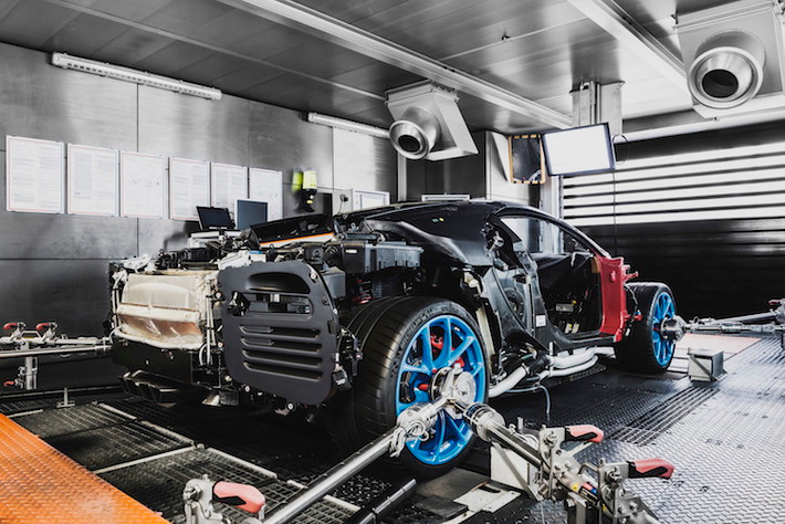 Mỗi chiếc xe sẽ phải chạy trên dyno 3 tiếng, mô phỏng quãng đường dài 60 km để bảo đảm hệ động lực không có bất kỳ khiếm khuyết nào. Bàn dyno cho Chiron được "thửa riêng" để chịu được công suất "khủng" của xe và đặt trong phòng chống nhiệt, chống ồn đặc biệt. Trong quá trình thử nghiệm, mỗi chiếc Chiron tạo ra điện năng lên tới 1200 Amps, và lượng điện này góp phần cung cấp năng lượng cho "đại bản doanh" của Bugatti.