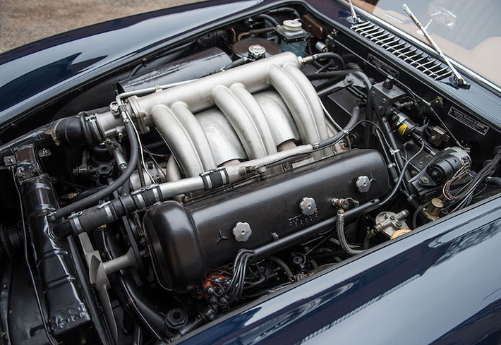 300SL được trang bị động cơ 3.0l I6 nạp khí tự nhiên 222 mã lực, sở hữu hệ thống phun xăng sản xuất hàng loạt đầu tiên trên Thế giới. Với hộp số sàn 4 cấp, chiếc xe có thể đạt tới tốc độ tối đa 260 km/h. Ngoài ra 300SL còn sở hữu một thiết kế thân xe với khung nhôm không gian hiện đại và bộ vỏ hoàn toàn bằng nhôm.