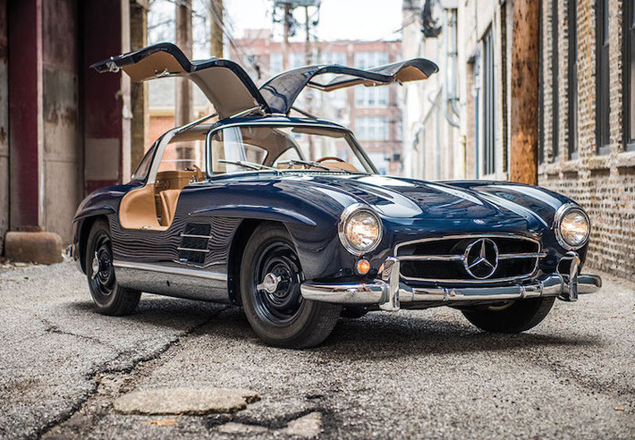 Một đặc điểm không thể không nhắc tới của 300SL là thiết kế cửa mở kiểu cánh chim hải âu "độc nhất vô nhị" vào thời điểm đó, khiến hành khách có thể ra vào xe dễ dàng. Tới nay, cũng chỉ có rất ít mẫu xe có trang bị loại cửa này.