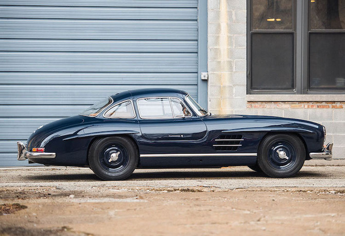 300SL là một mẫu xe có ý nghĩa đặc biệt trong lịch sử Mercedes, và cũng được coi là một trong những chiếc ôtô đẹp nhất từng được chế tạo. Khi ra mắt lần đầu vào năm 1954, 300SL là mẫu xe nhanh nhất và hiện đại nhất Thế giới, tích hợp đầy đủ các công nghệ ưu việt nhất mà Mercedes-Benz có được.