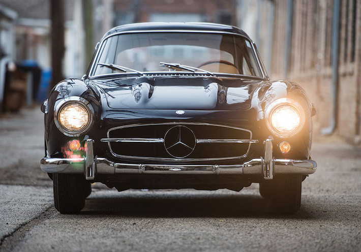Ra mắt vào năm 1954, tới thời điểm hiện nay siêu xe Mercedes 300SL vẫn được coi là một trong những mẫu xe đẹp nhất của hãng xe sang Mercedes tới từ Đức. Trên thực tế, Mercedes-Benz 300SL có thể coi là phiên bản "đường phố" của mẫu xe đua W194 đời 1952.