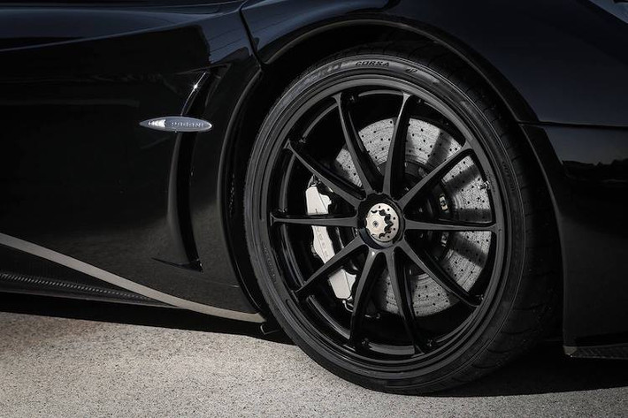 Về ngoại thất, chiếc siêu thần gió Huayra đầu tiên tại Nhật Bản cực "ngầu" khi được sơn màu đen bóng toàn thân, với một số chi tiết khí động học được để trần màu sợi carbon đen. Không chỉ có giá trị lịch sử đặc biệt, chiếc xe này còn được đại gia Nhật đặt hàng "full option" với gói nâng cấp Pacchetto Tempesta, bổ sung thêm bodykit khí động học và bộ mâm 10 cánh siêu nhẹ.