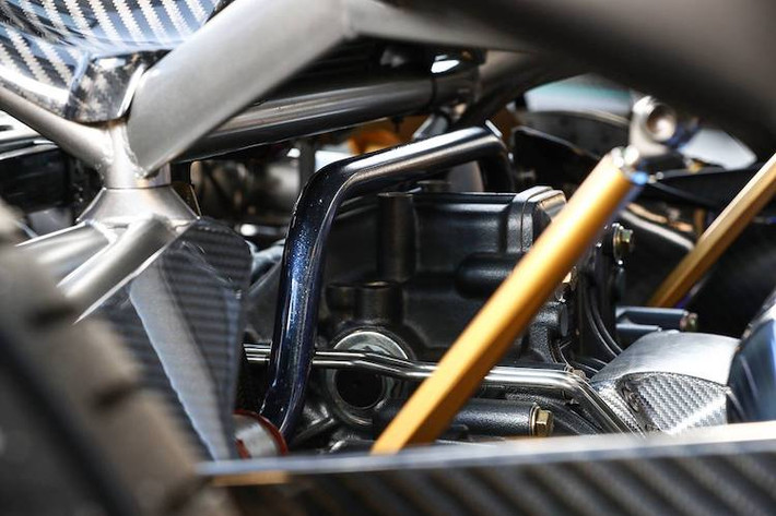 Không chỉ có vỏ xe, phần khung có thiết kế nguyên khối của Huayra cũng được làm từ sợi carbon, khiến cho thân xe cực kỳ cứng vững, bảo vệ hành khách trong va chạm và nâng cao hiệu năng của xe.