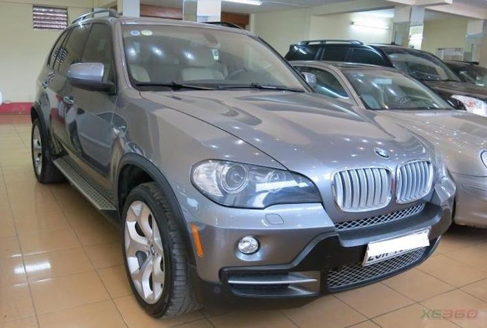 Trong các mẫu xe SUV hạng sang cũ với giá rẻ, BMW X5 4.8 được khá nhiều người yêu xe nghĩ tới. Vào năm 2007 khi được bán mới, một chiếc X5 4.8 đời 2007 được bán tại thị trường Việt Nam có giá lên tới 3 tỷ đồng nhưng hiện nay, khách hàng có thể dễ dàng sở hữu mẫu xe này với giá chỉ từ 800-1 tỷ đồng.