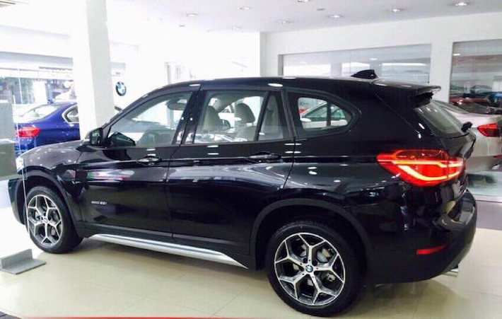 Tuy nhiên dù mang thương hiệu xe sang BMW, X1 không có nhiều trang bị tiện nghi cao cấp như những "đàn anh". Ngoài ra, chiếc xe còn có vô-lăng hơi nặng và hàng ghế sau không thoải mái. Với số tiền hơn 700 triệu đồng, khách hàng có thể sở hữu một chiếc X1 2.0 đời 2010 còn khá mới.