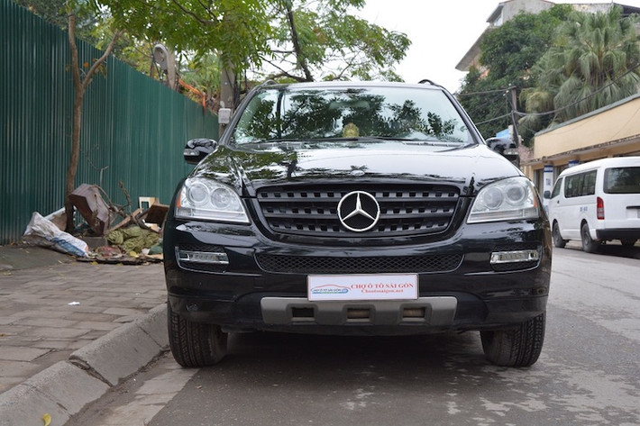 Hội tụ đầy đủ các ưu điểm như X5 và có kích thước tương đương, Mercedes ML350 là sự lựa chọn dành cho những "fan" của thương hiệu Mercedes. Ở bên dưới nắp ca-pô của xe vẫn là khối động cơ V6 3.5l nạp khí tự nhiên có công suất tối đa 268 mã lực, mô-men xoắn cực đại 350 Nm kết hợp với hệ dẫn động 4 bánh 4MATIC và hộp số 7 cấp 7G-Tronic.