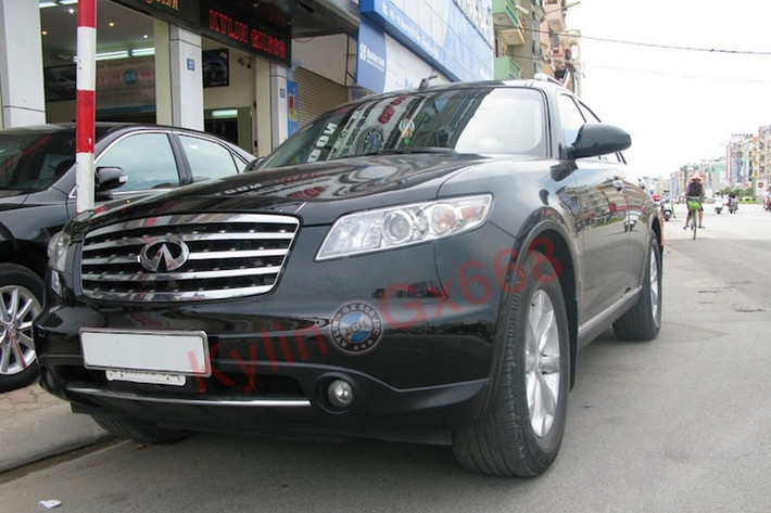Cũng là một mẫu SUV cỡ trung cao cấp khá nổi tiếng trên Thế giới nhưng tại Việt Nam, Infiniti FX35 có số lượng khá ít do kiểu dáng đặc biệt không "hợp gu" của người tiêu dùng, thương hiệu ít phổ biến hơn, ít địa điểm sửa chữa được, phụ tùng khan hiếm và khá tốn xăng.