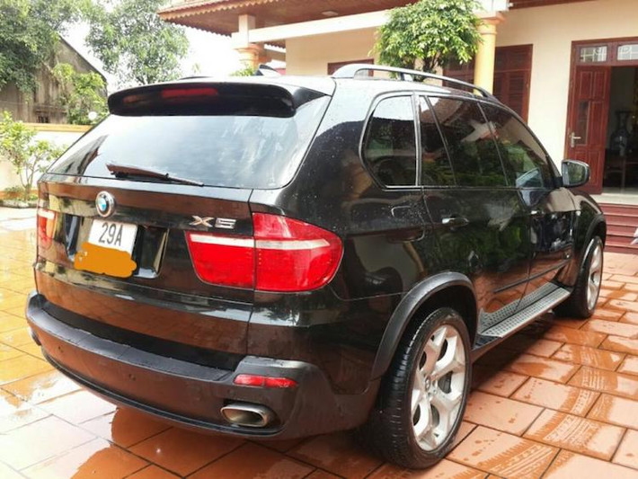 Có kiểu dáng không quá lạc hậu, đầy đủ các trang bị cao cấp và động cơ 4.8l V8 mạnh mẽ, mức giá này tỏ ra khá "hời" so với X5. Tuy nhiên, chiếc xe rẻ do sở hữu hệ thống điện rối rắm, độ tin cậy không cao và buộc phải được chăm sóc, bảo dưỡng và sử dụng những phụ tùng từ chính hãng với giá rất đắt.