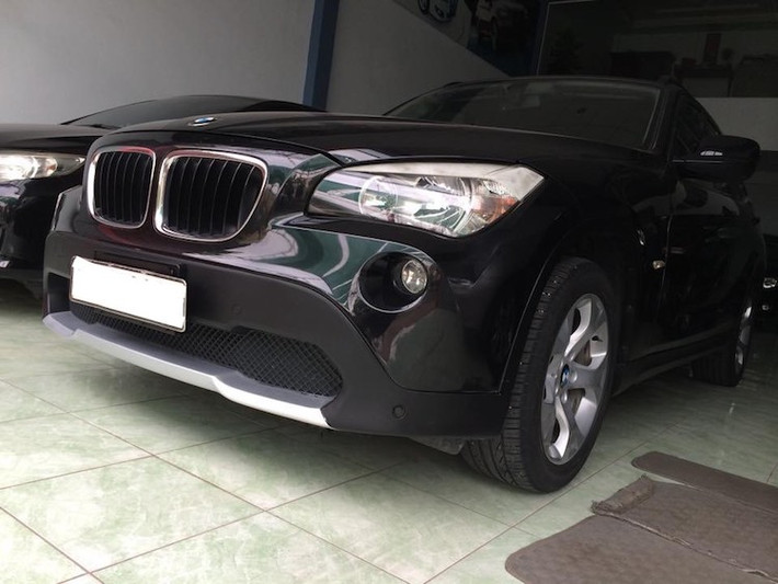 Là mẫu xe giá rẻ nhất trong dòng X-Series của BMW, X1 2.0 có kích thước nhỏ gọn hơn nhiều so với đa số các dòng SUV cao cấp. Nằm dưới nắp ca-pô của X1 sDrive 20i là khối động cơ 4 xi-lanh thẳng hàng tăng áp 2.0l, đem tới công suất tối đa 192 mã lực và mô-men xoắn cực đại 280 Nm khá tiết kiệm xăng.