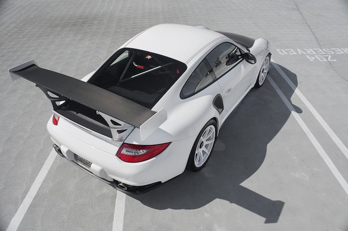 Có thể coi là "điểm giao nhau" giữa dòng 911 GT2 và 911 GT3, 911 GT2 RS sở hữu trọng lượng nhẹ hơn 911 GT2 thường 7 kg, trong khi vẫn có thân xe với thiết kế tương tự. Trong khi đó các chi tiết như khung thép gia cường bên trong khoang lái và cánh đuôi lớn phía sau của chiếc xe được thừa hưởng từ dòng 911 GT3.