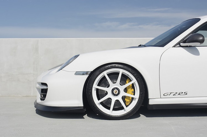 Hãng siêu xe Porsche chỉ sản xuất đúng 500 chiếc 911 GT2 RS cho toàn Thế giới. Hiện tại, mẫu xe này đã trở thành "hàng hiếm" và rất ít khi chủ của chúng bán lại. Dù là một trong những chiếc 911 có giá trị nhất nhưng GT2 RS vẫn tiếp tục được hãng chuyên độ xe Porsche tại California, Mỹ là GMG độ lại để tăng hiệu năng trên đường đua.