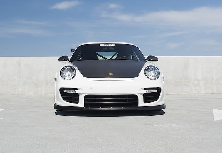 Có tên gọi nội bộ trong Porsche là 727, dự án 911 GT2 RS được đặt tên theo thời gian hoàn thành một vòng đường đua "huyền thoại" Nurburgring ở Đức của chiếc Nissan GT-R R35 đang nắm giữ kỷ lục vào lúc đó. Con số 7 phút 27 giây là điều mà Porsche muốn "đánh bại" khi quyết định phát triển 911 GT2.