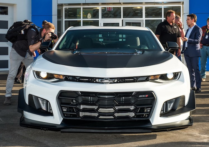 Với gói 1LE, chiếc Camaro ZL1 đã có thêm một loạt các thay đổi để nâng cao hiệu năng và cảm giác lái của xe trên đường đua. Trong đó, ngoại hình của xe đã được thay đổi nhờ những cải tiến khí động học như cản trước với khe hút gió lớn, các "vây" gió trên cản trước và cánh đuôi ở phía sau xe cực lớn có khả năng điều chỉnh được.