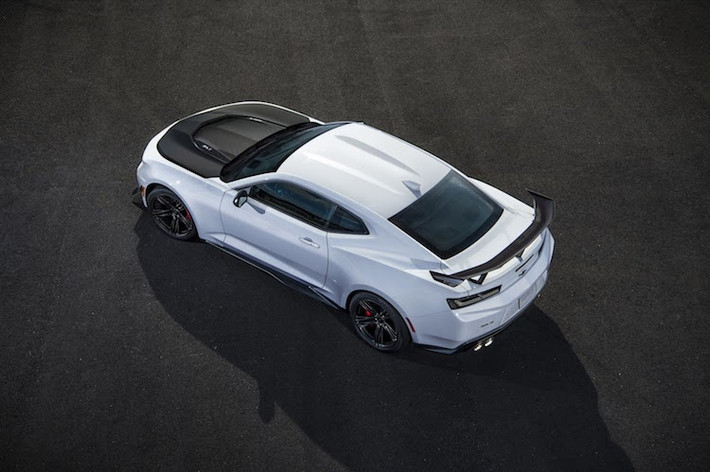 So với phiên bản ZL1 thường, Camaro ZL1 1LE mới có bộ mâm rộng hơn 1 inch nhưng đồng thời có đường kính nhỏ hơn 1 inch, để có thể lắp những chiếc lốp thể thao Goodyear Eagle F1 Supercar 3R. Riêng bộ bánh xe của Camaro ZL1 1LE đã nhẹ hơn bản thường 3,3 kg, trong khi tổng trọng lượng của xe nhẹ hơn tới 27 kg.