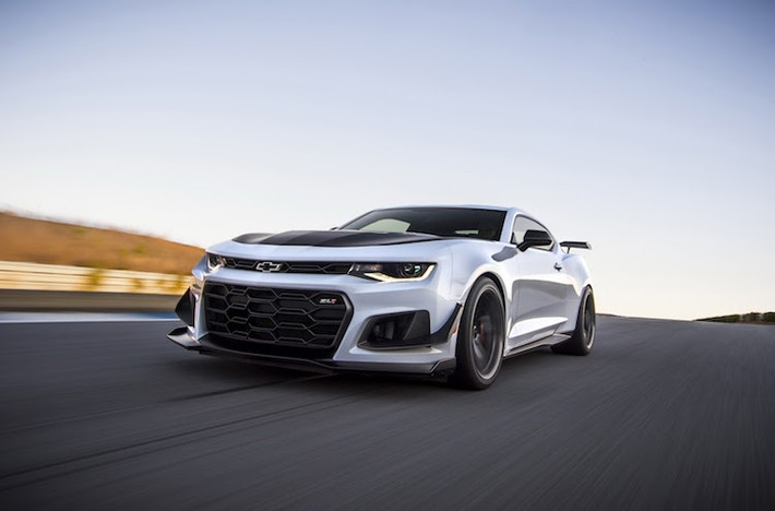 Với những thay đổi mới, Chevrolet "khoe" rằng chiếc Camaro ZL1 1LE đã có thể hoàn thành một vòng đường đua Milford Road Course của General Motors nhanh hơn tới 3 giây so với phiên bản ZL1 thường..
