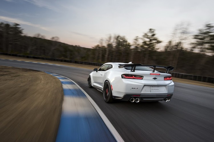 Giá bán Chevrolet Camaro ZL1 1LE chưa được công bố, tuy nhiên hãng xe Mỹ đã cho biết rằng phiên bản này sẽ tới các đại lý vào nửa sau của năm nay.