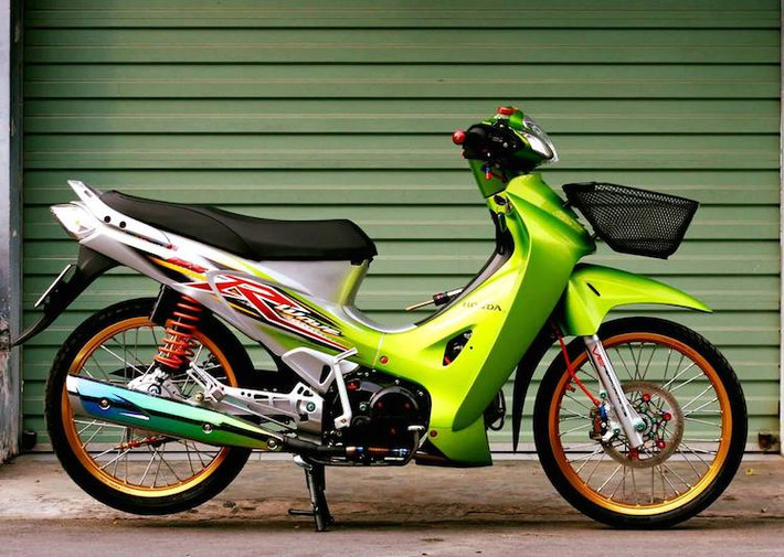 Có chung nền tảng khung, phuộc và động cơ với chiếc Future II 125 ở Việt Nam, tuy nhiên Honda Wave 125 có số lượng ít hơn nhiều tại nước ta. Tuy nhiên những chiếc Wave 125 thường được người chơi ưa chuộng để tạo thành các bản độ kiểng theo phong cách Thái Lan, tương tự chiếc xe trong bài viết này.