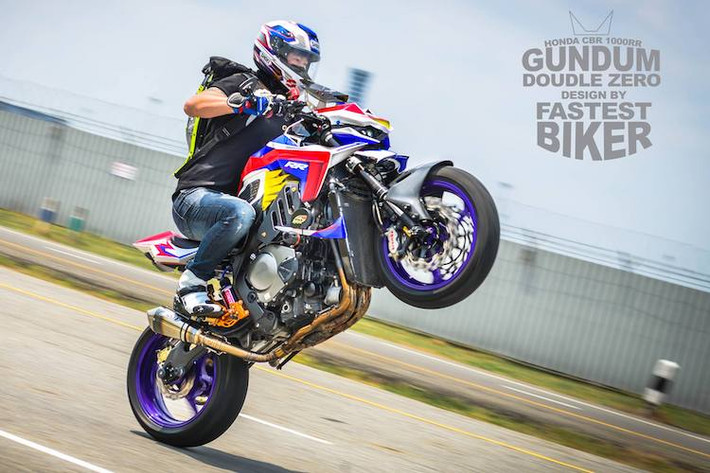 Khi ra mắt hơn 10 năm trước, thế hệ siêu môtô Honda CBR1000RR đầu tiên đã được giới chuyên môn đánh giá cao do không chỉ mạnh mẽ mà còn có độ bền đúng "chất" Honda và cảm giác điều khiển thú vị. Tới nay, dù đã cũ nhưng CBR1000RR đời đầu vẫn còn được ưa chuộng và do đã có giá rẻ hơn, chiếc xe cũng bắt đầu được các biker lôi ra "độ hết bài".