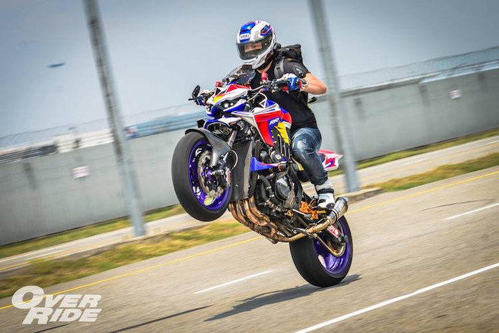 Khối động cơ 1000 cc 4 xi-lanh của CBR1000RR vẫn được giữ nguyên, nhưng có thể nâng công suất tức thời chi bằng 1 nút bấm khi được trang bị một bình khí nitơ NOS. Khí thải của xe được dẫn qua hệ thống xả "hàng thửa với pô ZARD đối xứng 2 bên.