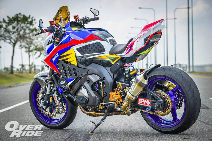 Với tay lái Barracuda, chiếc CBR1000RR độ khủng này đã biến từ dáng sportbike thành naked. Ở bên trên tay lái là cùm côn Brembo RCS 16, cùm phanh Brembo RCS 19 cùng cặp tay côn/phanh CRG và cùm ga Domino. Để nhường chỗ cho phần đầu robot, bảng đồng hồ nguyên bản của xe đã được dời xuống bình xăng và được chế mủ kín.