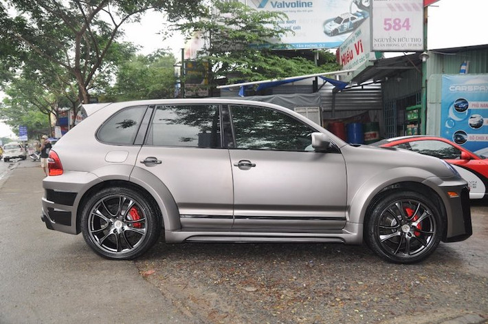 Sau khi hoàn thành, chiếc SUV hạng sang Cayenne đã có "diện mạo" mới đầy thể thao và mạnh mẽ. Được biết tổng chi phí mà chủ xe phải bỏ ra để "làm mới" và độ lại chiếc Cayenne GTS này lên tới 500 triệu đồng.