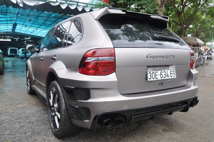 Ở phía sau, chiếc Cayenne GTS cũng có ngoại hình đầy thể thao nhờ có cánh đuôi trên cửa kính, cùng với cản hậu thể thao có các khe gió "giả" ở hai bên và cánh khuếch tán khí động học nằm bên dưới.