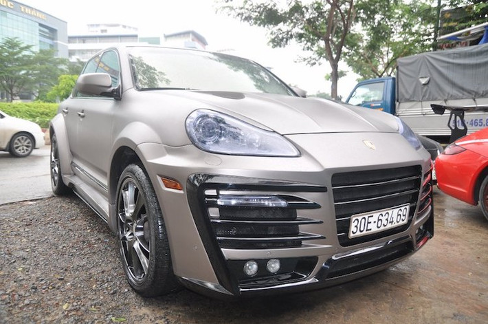 So với nhiều dòng SUV hạng sang trên thị trường, dòng Cayenne vốn đã có đặc tính thể thao hơn khi được chế tạo bởi hãng siêu xe Porsche, đặc biệt là các phiên bản như Porsche Cayenne GTS hay Cayenne Turbo. Ở dạng nguyên bản, Cayenne GTS vốn đã có bộ mâm 21 inch, bodykit khí động học và hệ thống treo thể thao hơn các phiên bản thường.