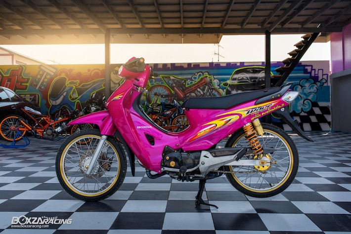 Theo đúng phong cách độ kiểng, một dân chơi Thái Lan đã "dọn" lại chiếc Honda Wave 125 của mình với một loạt các món "đồ chơi" xe máy từ những thương hiệu nội địa lẫn các hãng nổi tiếng Thế giới. Ngay từ cái nhìn đầu tiên, bản độ này đã gây ấn tượng mạnh bởi dàn vỏ sơn màu hồng ánh kim đầy nữ tính, ít khi gặp trên xe máy.