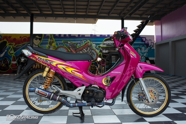 Chiếc xe số phổ thông Honda Wave 125 đã được độ lại theo phong cách kiểng chuẩn theo "style" được dân chơi Thái ưa chuộng, với điểm nhấn là dàn vỏ sơn màu hồng bắt mắt.