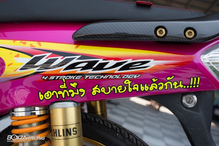 Một số chi tiết ốp sợi carbon như tay xách hay chắn xích tạo thêm điểm nhấn thể thao cho chiếc xe. Cuối cùng, toàn bộ các chi tiết trên xe đều đã được bắt với nhau bởi những con ốc kiểng đầy màu sắc.