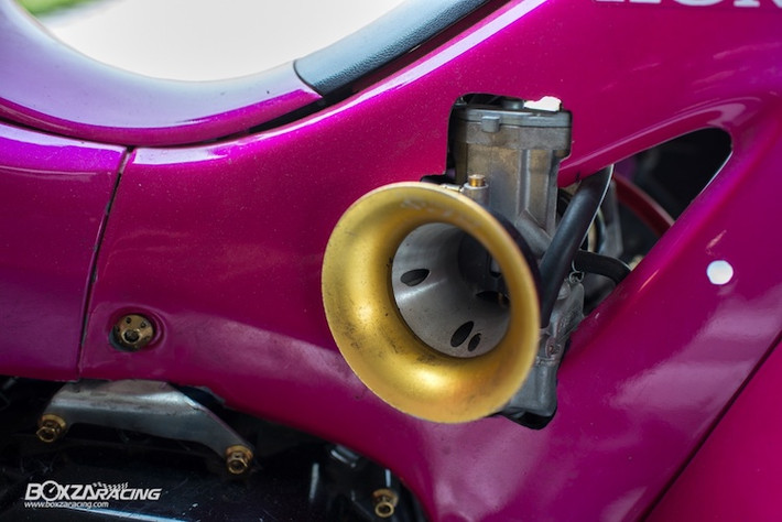 Về phần "nội công", chiếc Wave 125 này đã được độ lại phần "xăng gió" khá nhẹ nhàng với chế hòa khí lớn K Print, dây tăng áp NGK và bugi NGK Iridium.