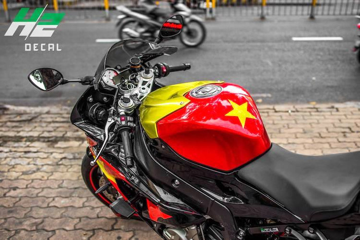 Trên nền sơn đen nguyên bản của S1000RR, những màu sắc đỏ và vàng của quốc kỳ càng trở nên nổi bật hơn. Trong khi đó ở phía trên bình xăng, phần nhựa ốp dán màu vàng kim loại kết hợp với màu đỏ quốc kỳ đã gợi nhớ về bộ giáp của nhân vật Iron Man.