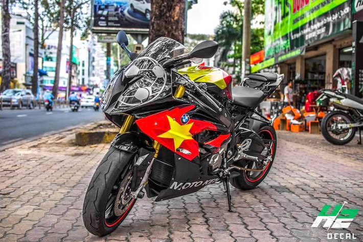 Thường được gọi với "nick name" Minh Minh, Tường Vy còn được giới biker biết đến với "danh xưng" nữ biker Iron Man khi cô thường xuất hiện với chiếc mũ bảo hiểm trang trí theo phong cách siêu anh hùng Người Sắt, và cũng từng dán tem cho chiếc xe kiểu Iron Man. Trước khi "cầm cương" S1000RR, cô đã làm quen với xe côn tay bằng chiếc Yamaha Exciter.