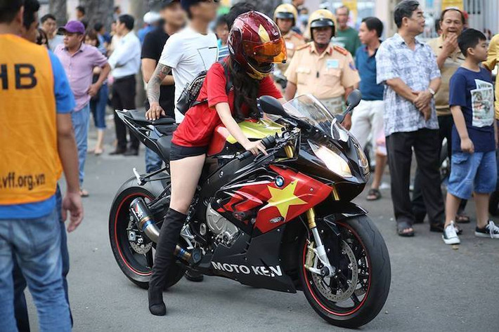 Vào chiều ngày 7/2/2017 tại Sài Gòn, trận giao hữu giữa U23 Việt Nam và U23 Malaysia diễn ra trên sân Thống Nhất. Trong những người hâm mộ đổ về sân, cô gái trẻ sinh năm 1994 Nguyễn Ngọc Tường Vy đã gây chú ý khi cưỡi siêu môtô BMW S1000RR được dán tem cờ đỏ sao vàng để tới cổ vũ cho tuyển Việt Nam.