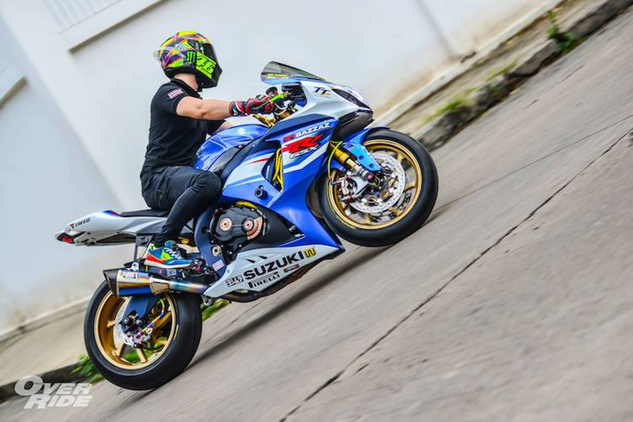 Không chỉ có "dàn chân" trước được nâng cấp, bánh sau của xe cũng được độ phuộc Ohlins TTX Mark II, bên cạnh hệ thống phanh với heo Brembo CNC GP, pen đạp Brembo Rossi và đĩa Braking. Những chi tiết nhỏ như dàn ốc Proti hay còi PIAA giúp hoàn thành bản độ Ultimate Dolphin này.