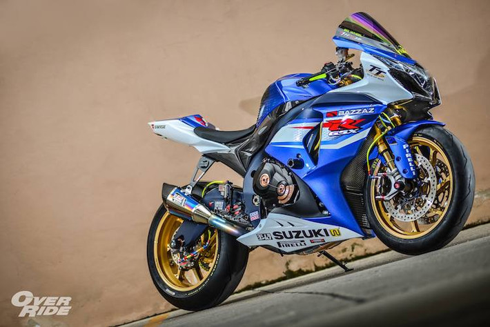 Bắt đầu từ phía trước, "cá heo" chiếc môtô GSX-R1000 độ này đã có kính chắn gió tới từ Magical Racing, trong khi cặp phuộc "hàng hiệu Ohlins FRGT 204 USD đã thay thế cho phuộc nguyên bản Showa. Hệ thống phanh trước cũng được độ "hết bài" bởi cặp đĩa Brembo T-Drive, dây dầu Earl's cùng heo Brembo GP4 RR Nickel.