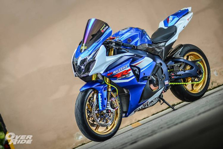 Lấy "nền tảng" là một chiếc Suzuki GSX-R1000 K9, cửa hàng "đồ chơi" Hachi Rider Proshop (HRP) đã tạo ra một bản độ với tên gọi "Cá heo tối thượng" (Ultimate Dolphin). Trên bản độ này, HRP đã chỉ lựa chọn những phụ tùng "khủng" nhất, tới từ các hãng có tên tuổi để trang bị cho chiếc xe.