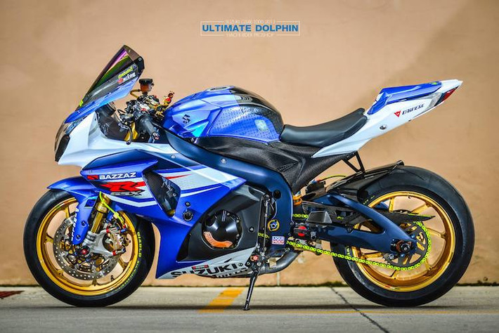 Dù không thường xuyên được "lên sóng" như những đối thủ đồng hương như Honda CBR1000RR hay Yamaha R1 nhưng siêu môtô Suzuki GSX-R1000 vẫn có một lượng "fan trung thành" không nhỏ. Với kiểu dáng khí động học mềm mại, mẫu xe này thường được dân chơi Thế giới gọi với cái tên "Cá heo", đặc biệt ở thế hệ K9 và phiên bản màu trắng-xanh.