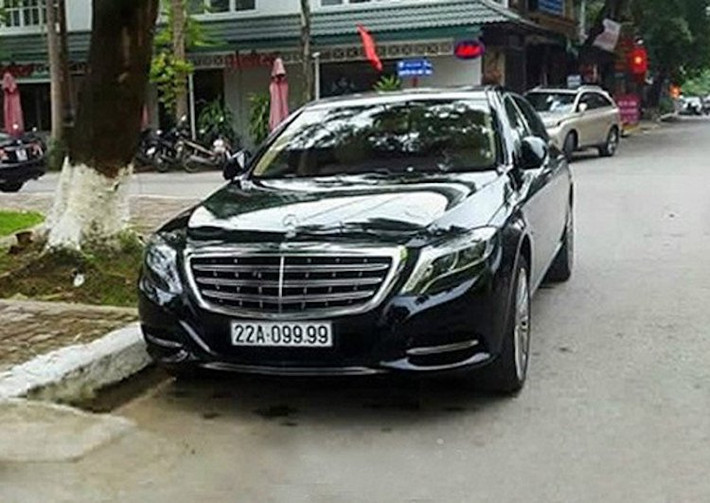 Một chiếc siêu xe sang Maybach S600 màu đen bóng được cho là của đại gia Tuyên Quang mang biển số tứ quý 9 cực đẹp.
