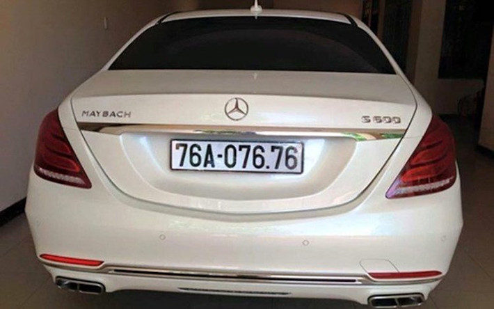 Maybach S600 của đại gia Quảng Ngãi cũng không hề kém cạnh với 3 cặp số lặp 76, trong đó số đầu tiên là mã vùng - tiếp theo là số cặp.